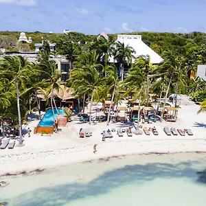 nomads-hostel-bar-isla-mujeres.quintano-roohotels.com/